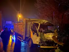 Akçakoca'da Kargo ve Kamyon Çarpıştı: 1 Ağır Yaralı