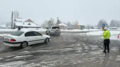 Bolu Dağı'nda Yoğun Kar Yağışı: Yol Kapalı!
