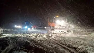 Bolu Dağı'nda Kar Yağışı Trafiği Durdurdu
