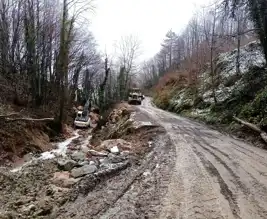 Düzce'de Heyelan Sonrası Yol Trafiğe Açıldı