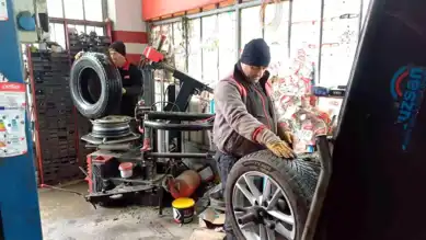 Düzce'de Kar Yağışı Lastikçileri Yoğunlaştırdı