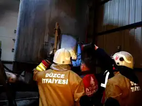 Düzce'de Kereste Fabrikası Yandı, 2 Yaralı