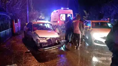 Düzce'de Yağışlı Havada Çoklu Trafik Kazası: 3 Yaralı