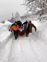 Kar Kapanan Yolda Hayata Tutunma Mücadelesi