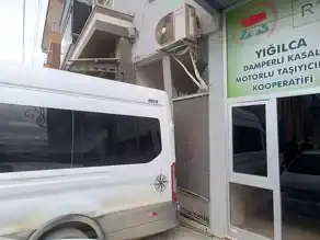 Yığılca'da Hasta Nakil Aracı Binaya Çarptı!