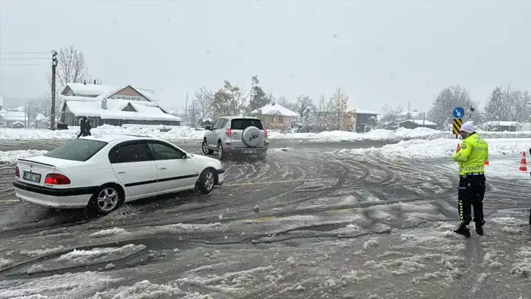 Bolu Dağı'nda Yoğun Kar Yağışı: Yol Kapalı!