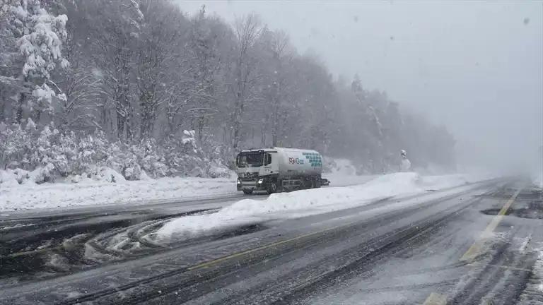 Şiddetli Kar Yağışı: Yollar 1 Metre Kar Altında!