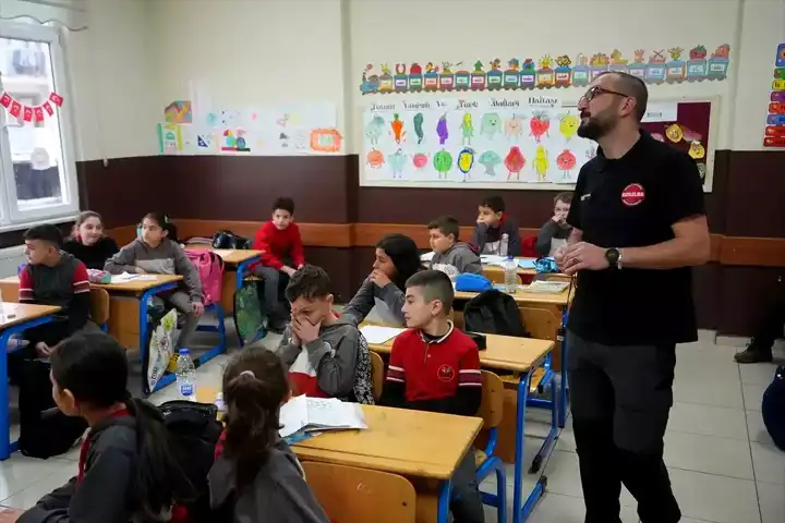Düzce'de Öğrenciler Deprem Tatbikatı Yaptı