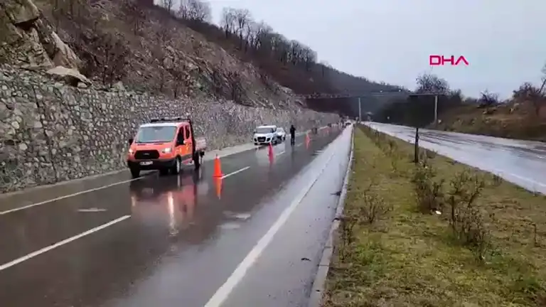 Düzce Gölyaka'da Heyelan! Yol Kapatıldı