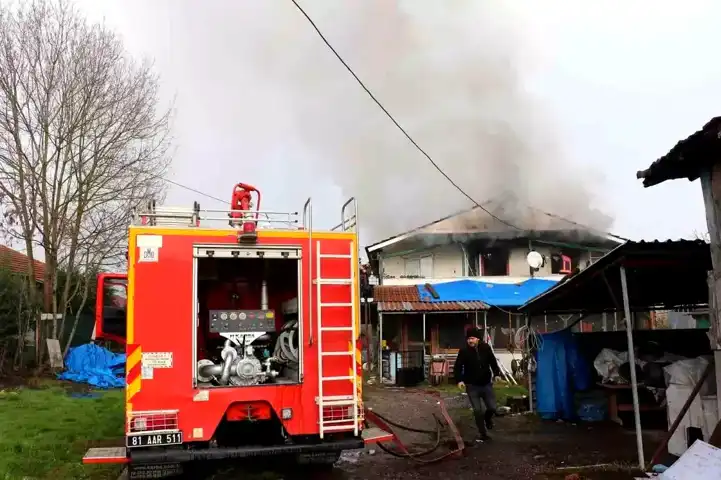 Düzce'de Çatı Katı Yangını Sönmüştür