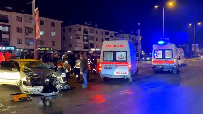Düzce'de Metek Kavşağı Kazası: 3 Yaralı