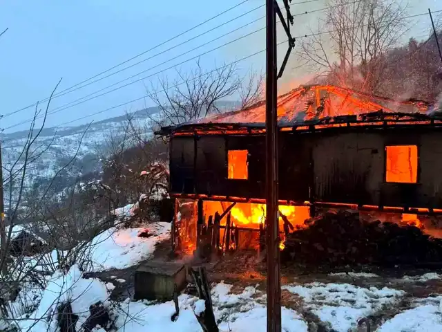 Düzce'de Ahşap Evde Yangın!
