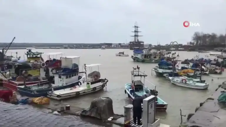 Şiddetli Fırtına Karadeniz'i Vurdu, Balıkçılar Mahsur Kaldı