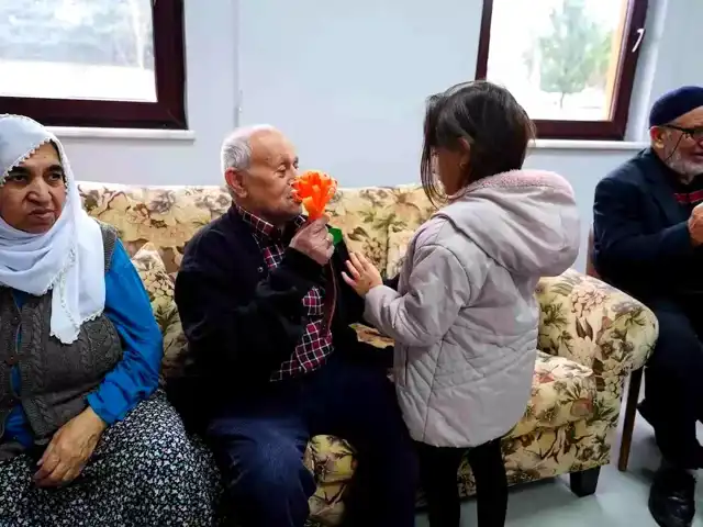 Minikler Yaşlılara Moral Oldu