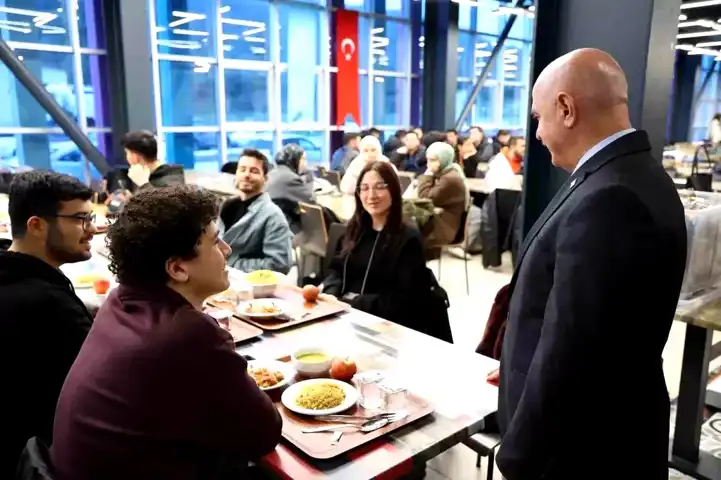 Rektör Sözbir, Öğrencilerle İftar Yaptı