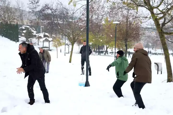 Rektör, Öğrencilerle Kartopu Keyfi Yaptı!