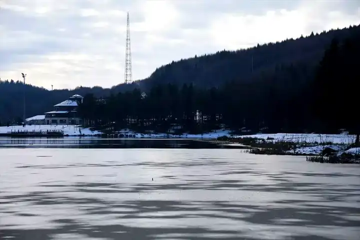 Topuk Yaylası'nda Kış Masalı: Gölet Buz Tuttu!